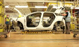 رينو تخفض توقعات أرباحها