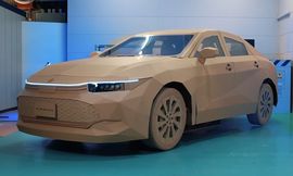 تويوتا كراون من ورق الكرتون المقوى