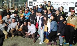 صورة جماعية للمتسابقين وفريق العمل