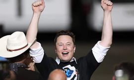 إيلون ماسك مؤسس تسلا يصبح أغنى رجلًا في العالم بدلًا من جيف بيزوس