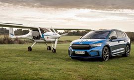 سكودا اينياك تسابق طائرة كهربائية