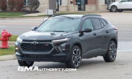 2024-chevrolet-trax-rs-mosaic-black-metallic-gb0-first-photos-exterior-001