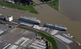 النيران تشتعل فى سفينة تحمل سيارات بورش وفولكس فاجن