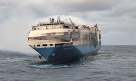 احتراق سفينة نقل سيارات