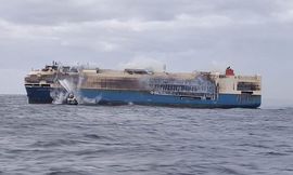 البحر العاصف يؤخر إنقاذ السفينة حاملة السيارات