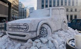 فورد برونكو مصنوعة من الثلج