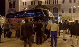 وزير النقل يتابع نقل أتوبيسات السوبرجيت لركاب قطارات السكك الحديدية التي تصل قبل موعد الحظر مباشرة أو تصل بعد موعد الحظر عبر أتوبيسات السوبرجيت إلى عدد من الأماكن العامة بالقاهرة
