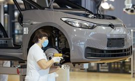 فولكس فاجن توقف إنتاج مصنعين مؤقتًا