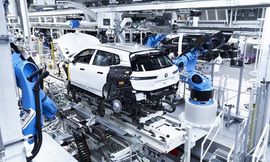 الغزو الروسي لأوكرانيا يجبر بي إم دبليو على وقف الإنتاج