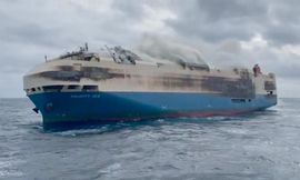 غرق السفينة المحترقة