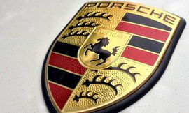 Porsche-Cayman-Porsche-badge