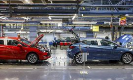 صناع السيارات في بريطانيا يستئنفون الإنتاج وأستون مارتن في مقدمتهم