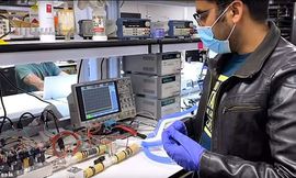 تسلا تطوّر أجهزة تنفس طبية لمرضى كورونا من قطع غيار سياراتها  5