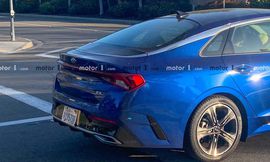 صور تجسسية للجيل الجديد من كيا أوبتيما تحمل اسمًا جديدًا للسيارة   5