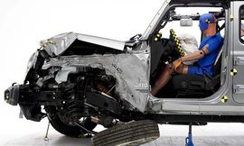 انقلاب سيارات جيب رانجلر أثناء اختبارات التصادم الأمريكية  3