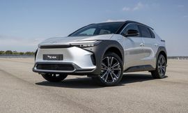 تويوتا تخطط لتصنيع سيارات كهربائية بمدى 1450 كم في الشحنة الواحدة