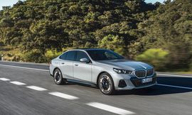 بي إم دبليو الفئة الخامسة تتيح للسائقين تغيير الحارات بالنظر إلى المرآة الخارجية