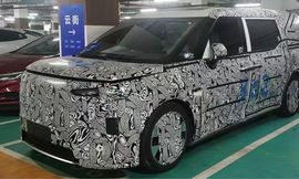 أول سيارة MPV كهربائية من فولفو تظهر في الصين 9