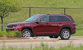2022-jeep-grand-cherokee-two-row-no-camo-spy-photo