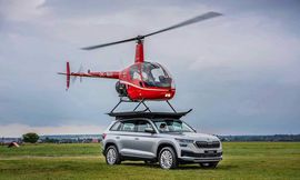 طائرة هليكوبتر تهبط على سقف سكودا كودياك