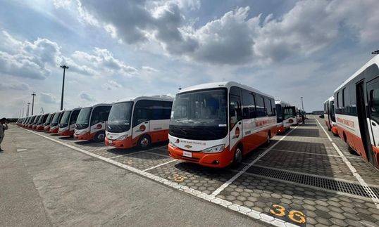 المنصور للسيارات تُصدر 100 حافلة إلى غانا في أول عملية تصدير من ميناء شرق بورسعيد إلى العالم (3)