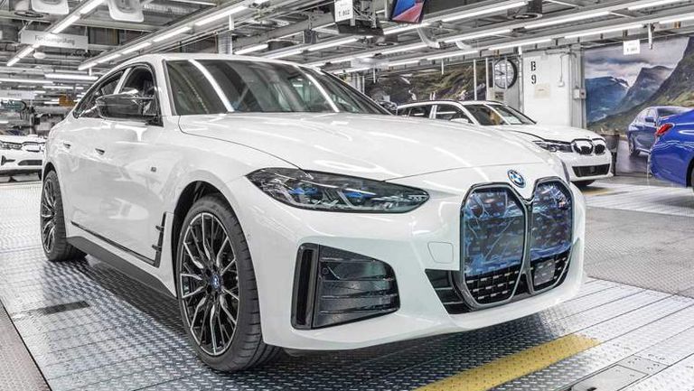 بي إم دبليو i4 تغادر خط الإنتاج