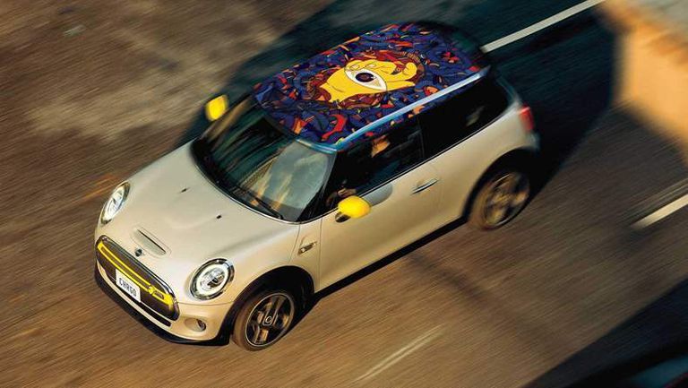 ميني تتعاون مع فنانين لتحويل أسقف سياراتها إلى لوحات فنية