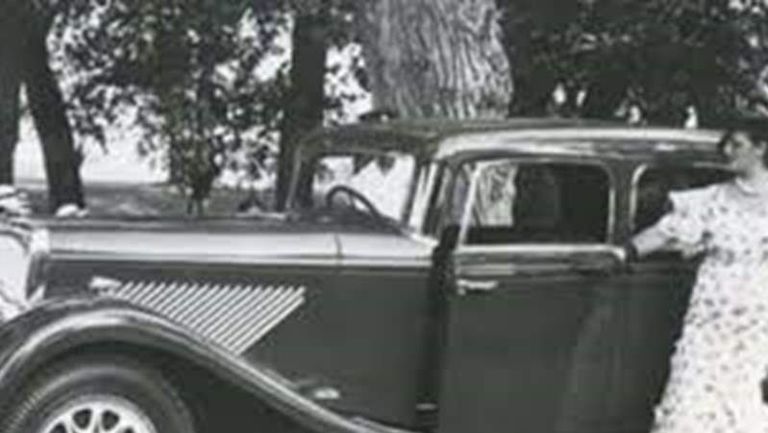 أول امراة تقود سيارة