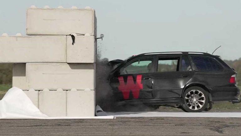 bmw-5-series-wagon-crash