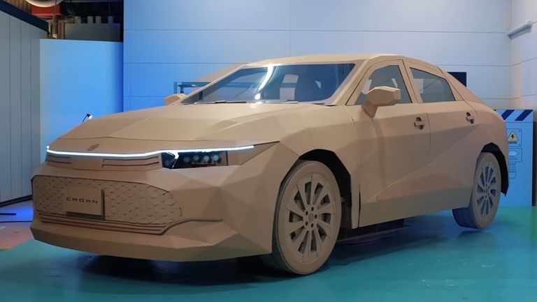 تويوتا كراون من ورق الكرتون المقوى