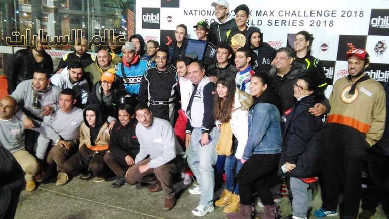 صورة جماعية للمتسابقين وفريق العمل