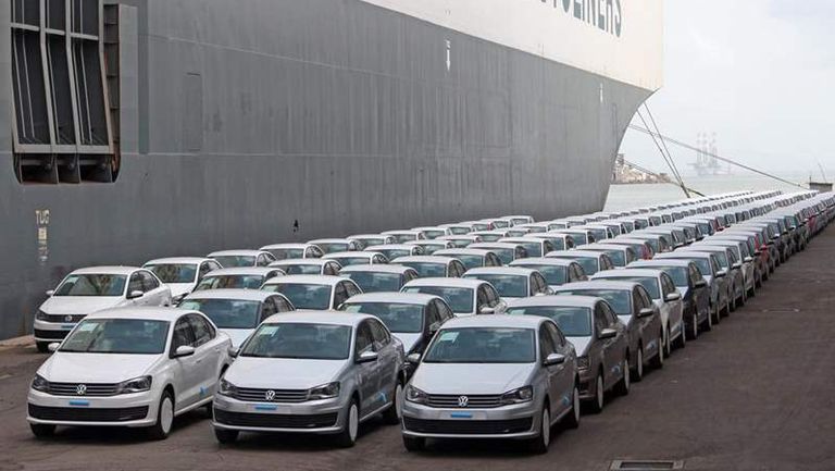 web-volkswagen-cars-lined-up-for-shipping-from-mumbai-port