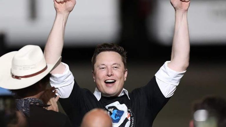 إيلون ماسك مؤسس تسلا يصبح أغنى رجلًا في العالم بدلًا من جيف بيزوس