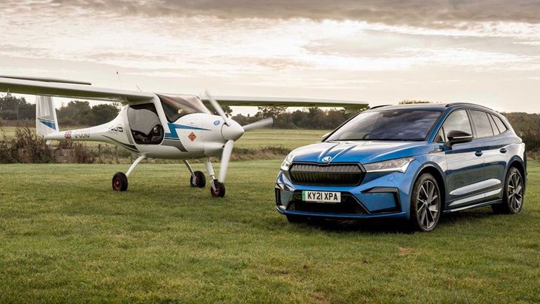 سكودا اينياك تسابق طائرة كهربائية