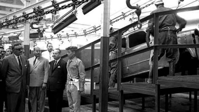 Nasser_at_Helwan_car_factory