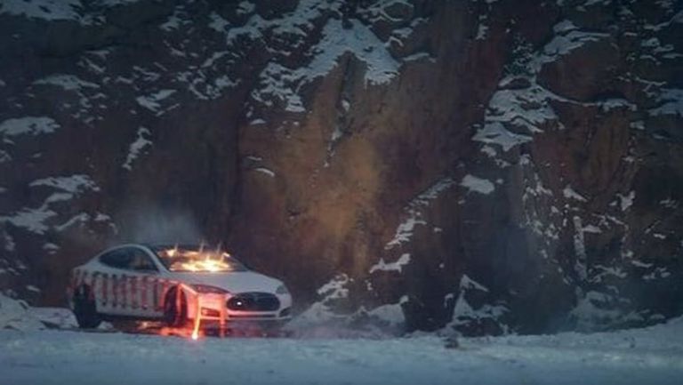 مالك تسلا يفجرها احتجاجًا على تكاليف الصيانة المرتفعة