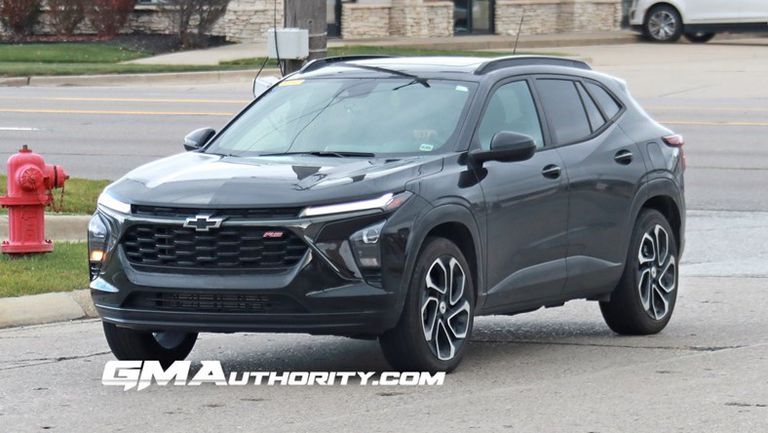2024-chevrolet-trax-rs-mosaic-black-metallic-gb0-first-photos-exterior-001