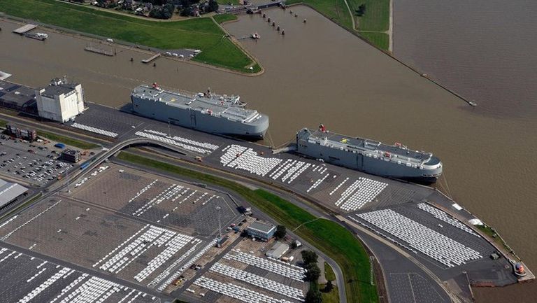 النيران تشتعل فى سفينة تحمل سيارات بورش وفولكس فاجن