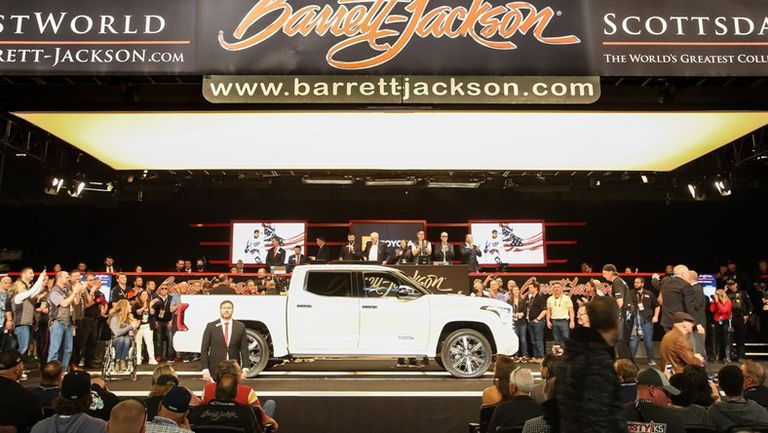 تويوتا تبيع أول نسختَي إنتاج من تندرا 2022 في مزاد