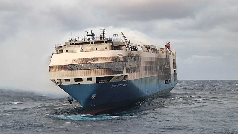 احتراق سفينة نقل سيارات