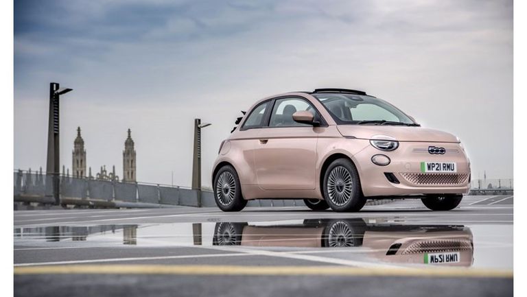 فيات 500 تفوز بلقب سيارة العام