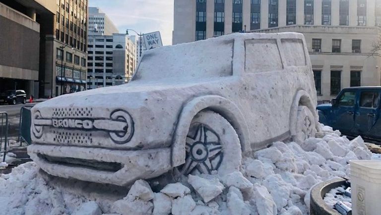 فورد برونكو مصنوعة من الثلج