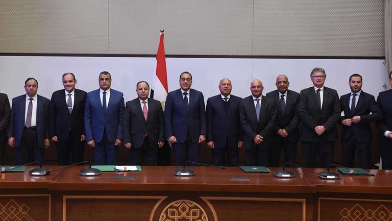 التوقيع على٣ اتفاقيات إطارية لتصنيع السيارات بين الحكومة وعدد من شركات السيارات المحلية والعالمية