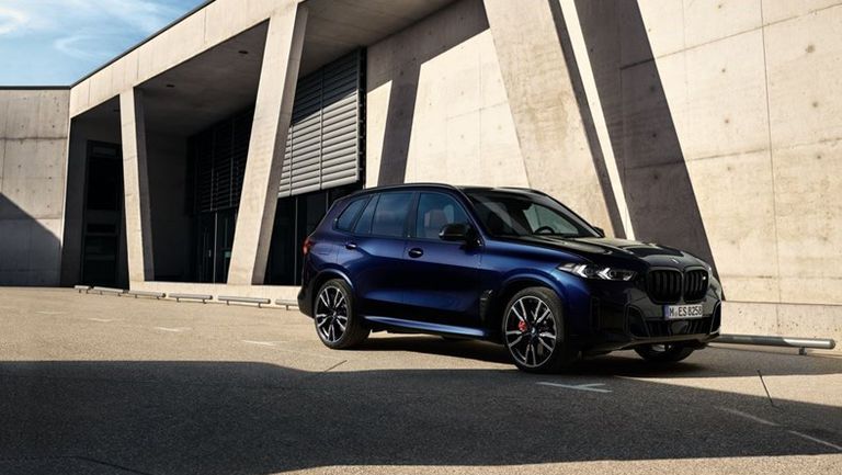 BMW X5 M60i.