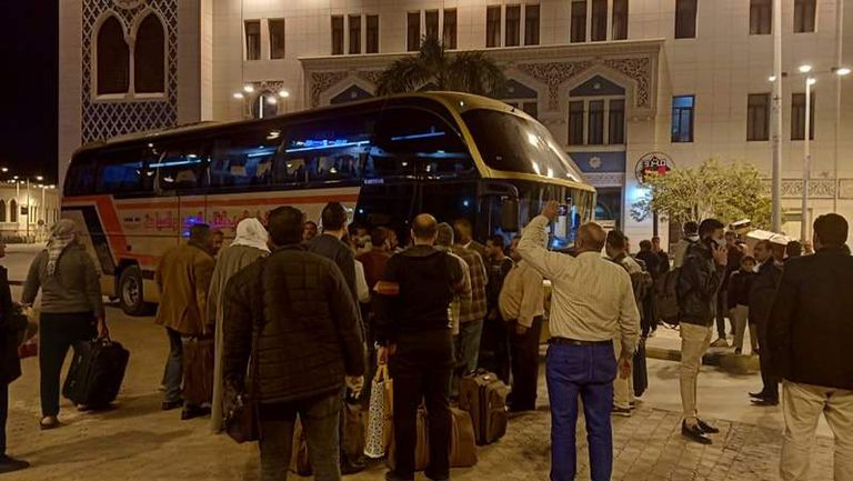 وزير النقل يتابع نقل أتوبيسات السوبرجيت لركاب قطارات السكك الحديدية التي تصل قبل موعد الحظر مباشرة أو تصل بعد موعد الحظر عبر أتوبيسات السوبرجيت إلى عدد من الأماكن العامة بالقاهرة
