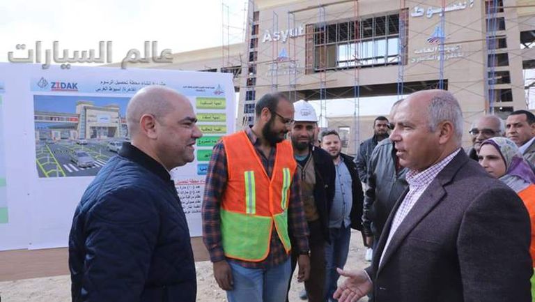 كامل الوزير يتفقد مشروع طريق "القاهرة- أسوان" الصحراوي الغربي