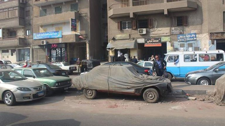 حملة لرفع السيارات المهملة قي شوارع حدائق القبة بالقاهرة