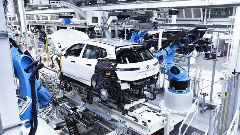 الغزو الروسي لأوكرانيا يجبر بي إم دبليو على وقف الإنتاج