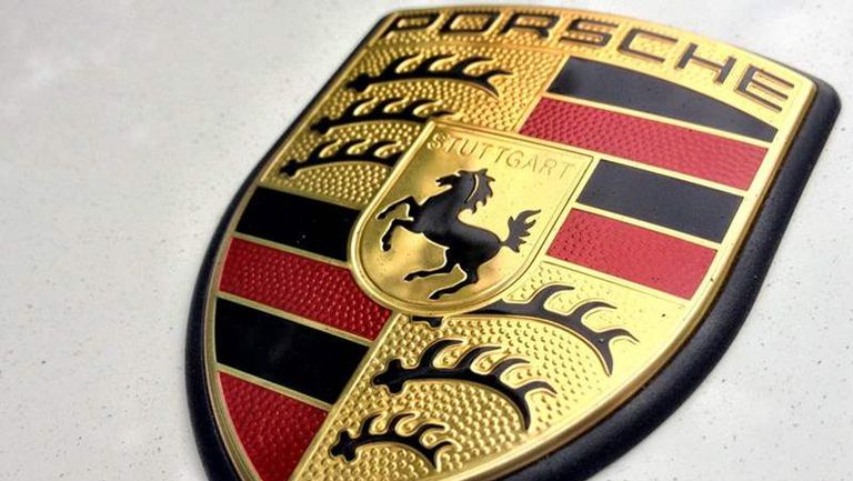 Porsche-Cayman-Porsche-badge