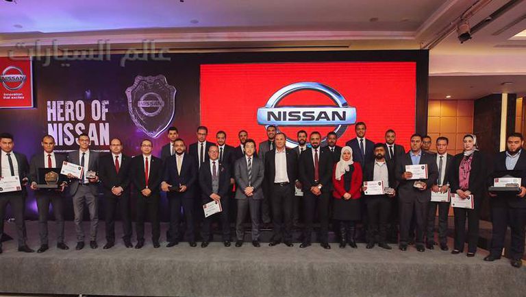 صورة جماعية لمسؤولي شركة نيسان و الفائزين
